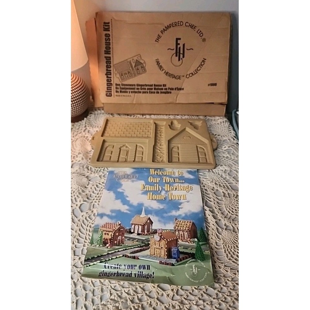 VINTAGE‎ 1997 PAMPERED CHEF STONEWEAR GINGERBREAD HOUSE KIT